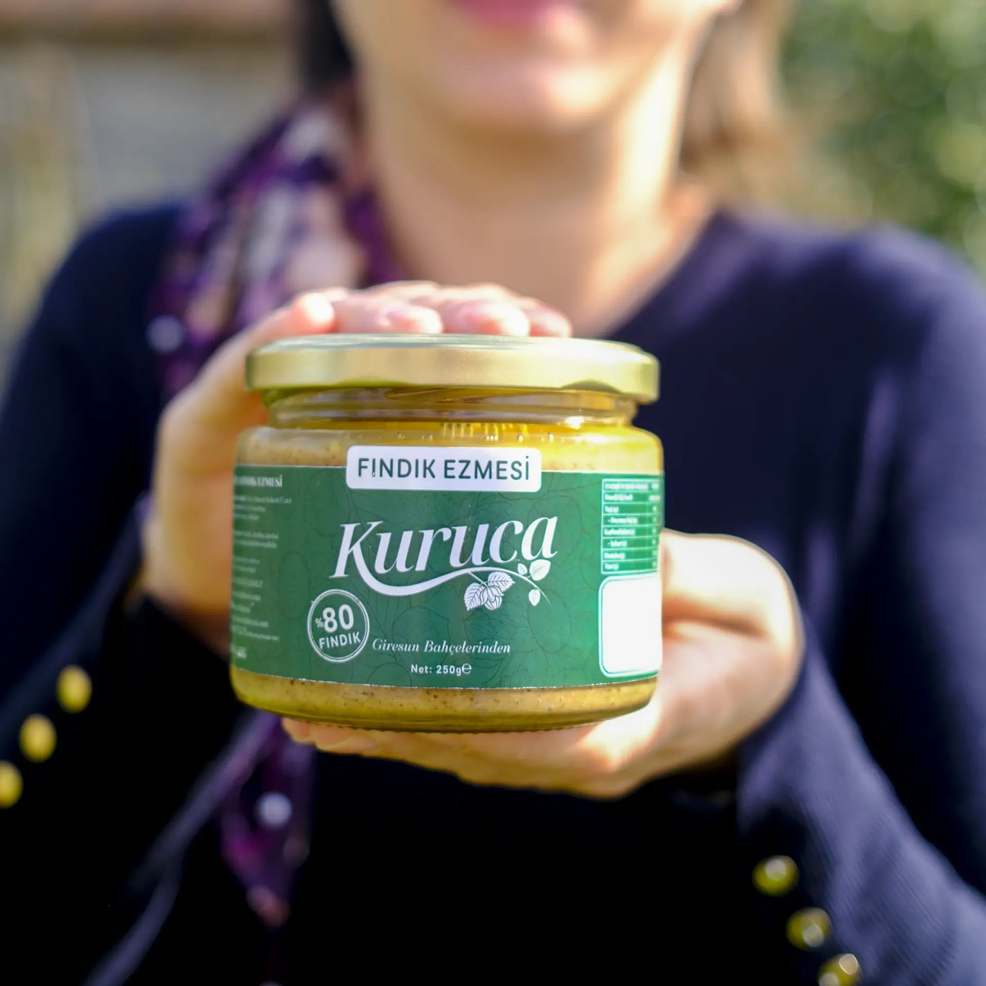 Yasemin Kuruca markası Kuruca Bahçesi'nden Giresun fındıklarından üretilmiş, yüzde 80 fındık içeren doğal fındık ezmesi.
