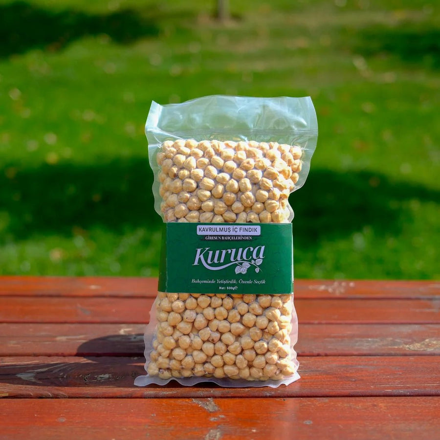 Kuruca 500 g kavrulmuş iç fındık, şeffaf vakumlu ambalajında bahçe ortamında