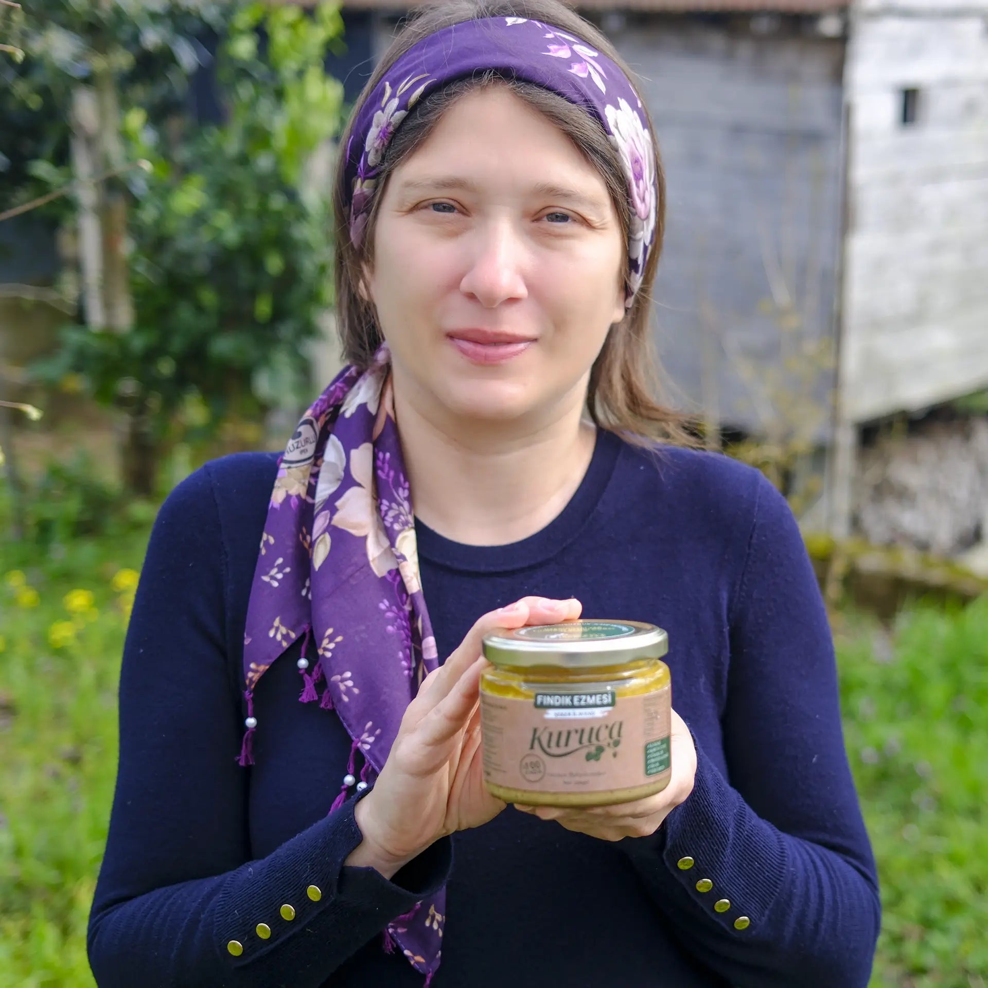 Yasemin Kuruca elinde sadece Giresun fındığı içeren, şeker ilavesiz ve %100 doğal Kuruca Fındık Ezmesini tutuyor
