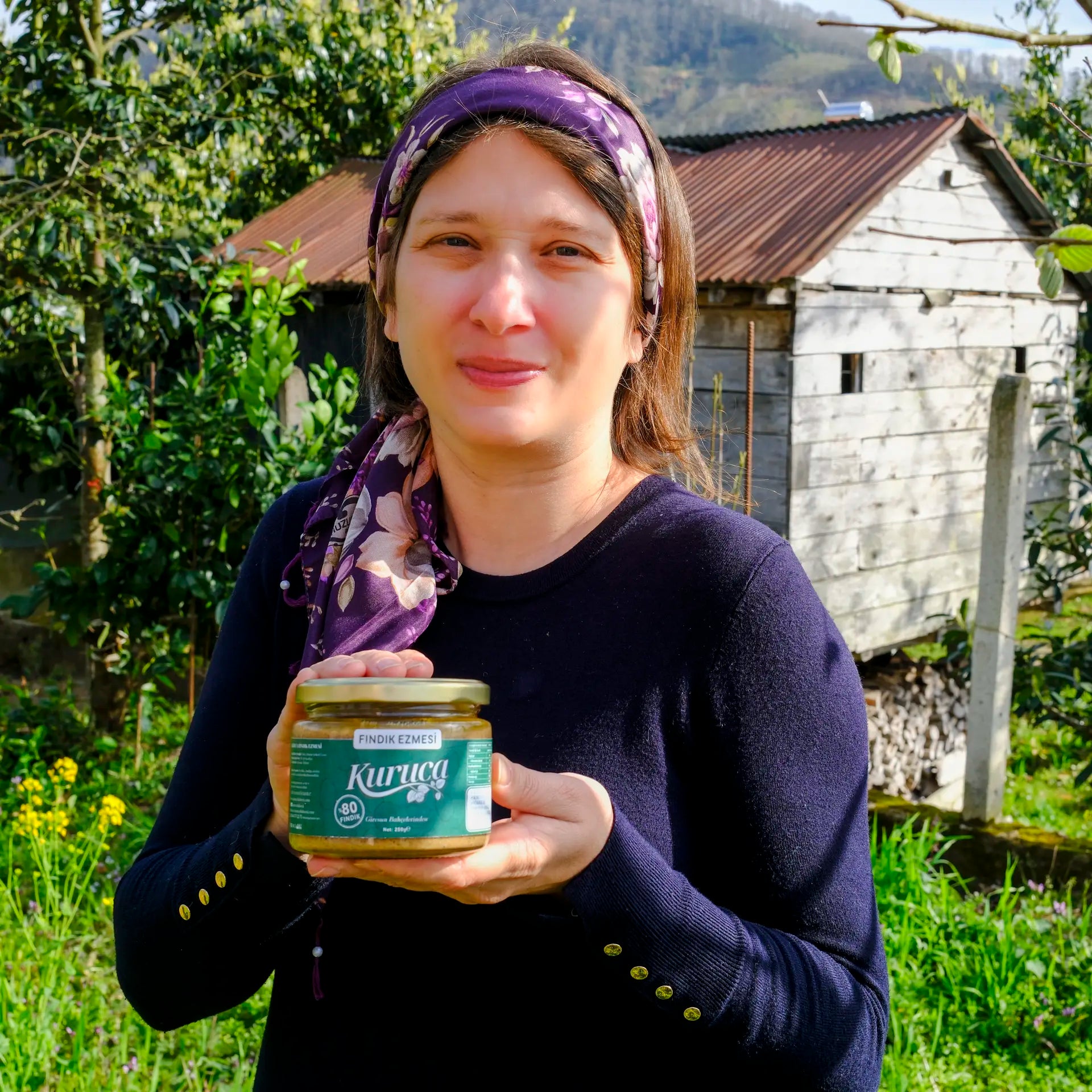 %80 Giresun fındığı ve pancar şekeriyle hazırlanan, Yasemin Kuruca'nın kadın emeğiyle ürettiği katkısız Kuruca Fındık Ezmesi