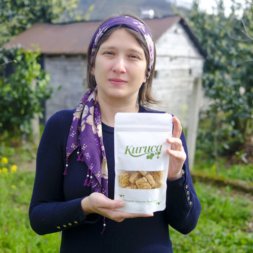 Yasemin Kuruca, kilitli ambalajda sunulan %80 fındık oranlı, kıtır ve doğal Kuruca Fındık Krokanı ile Giresun bahçelerinin bereketini sunuyor.