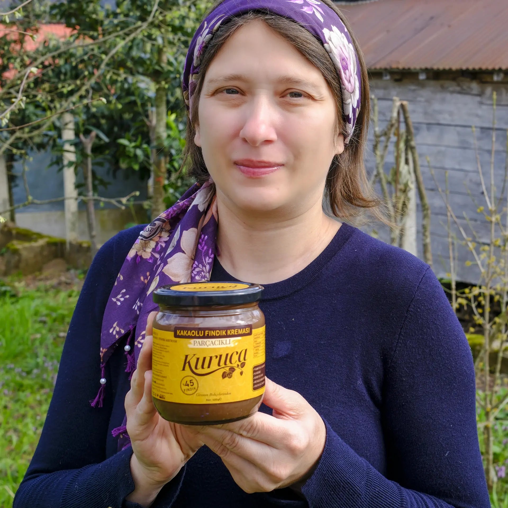 Yasemin Kuruca’nın aile bahçelerinden gelen fındıklarla hazırlanan, kakaolu ve palm yağsız Kuruca Kakaolu Fındık Kreması