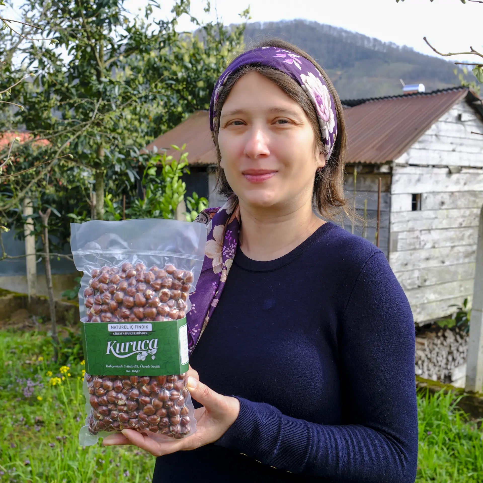 Doğal ve taze Kuruca Natürel Çiğ Fındık 500g vakumlu pakette; Yasemin Kuruca’nın aile bahçelerinden %100 doğal lezzet.