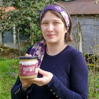 Yasemin Kuruca, Giresun bahçelerinden %45 fındık oranlı, palm yağı içermeyen ve katkısız sütlü fındık kremasını gösteriyor.