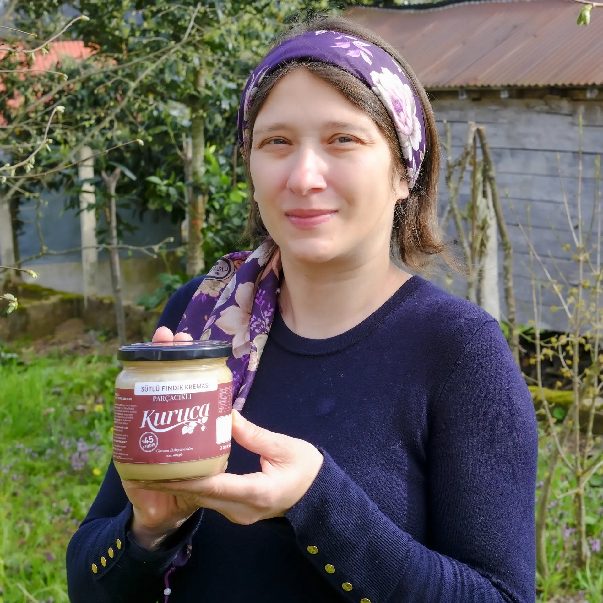 Yasemin Kuruca, Giresun bahçelerinden %45 fındık oranlı, palm yağı içermeyen ve katkısız sütlü fındık kremasını gösteriyor.
